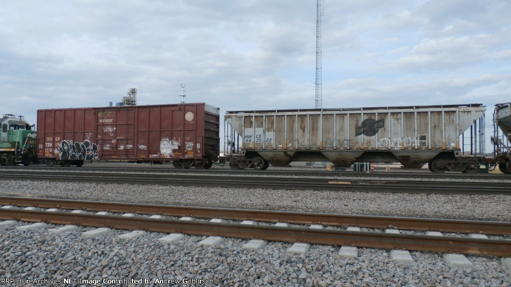 MWCX 462522 + BNSF 728856